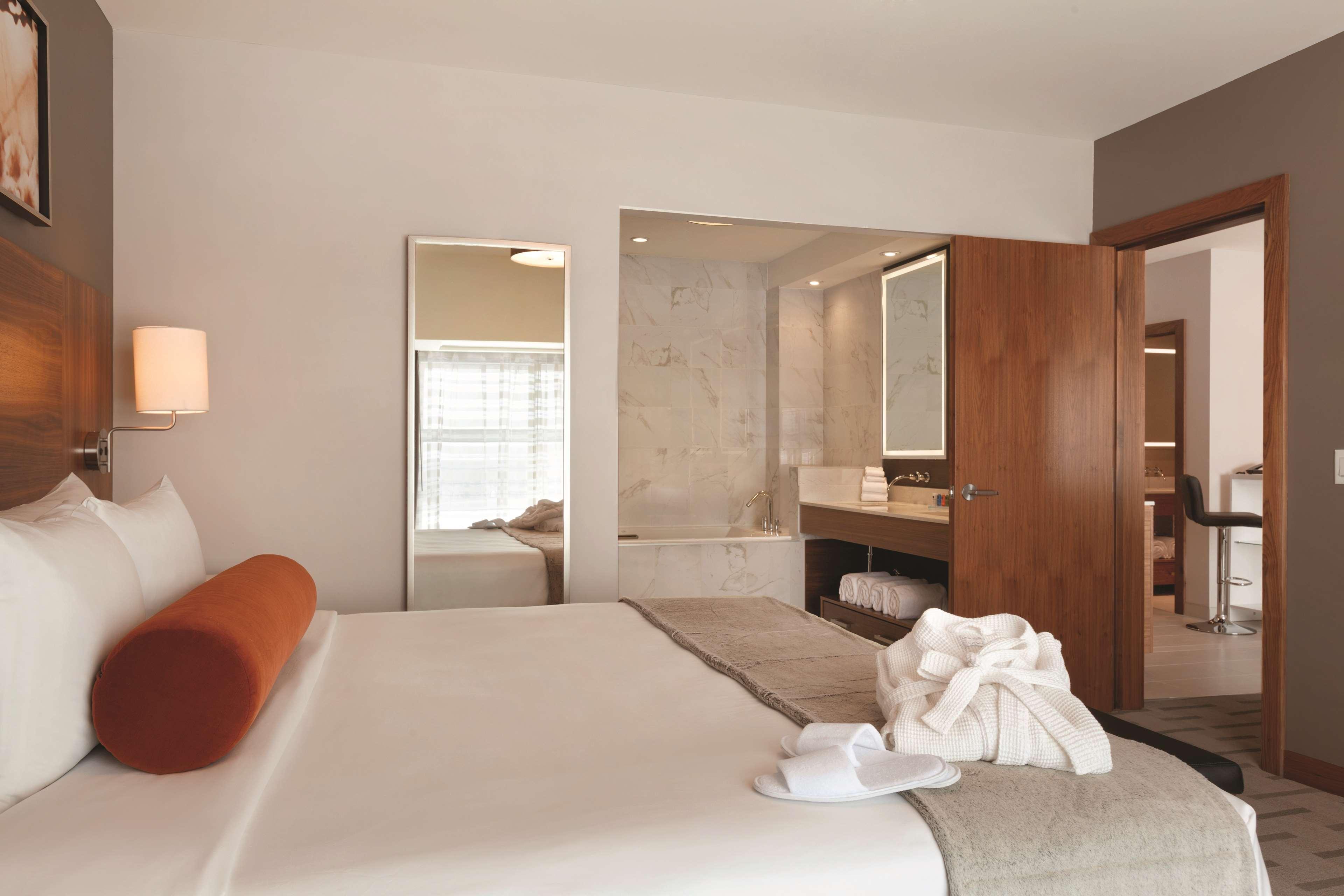 Radisson Hotel & Conference Centre Calgary Airport Екстер'єр фото