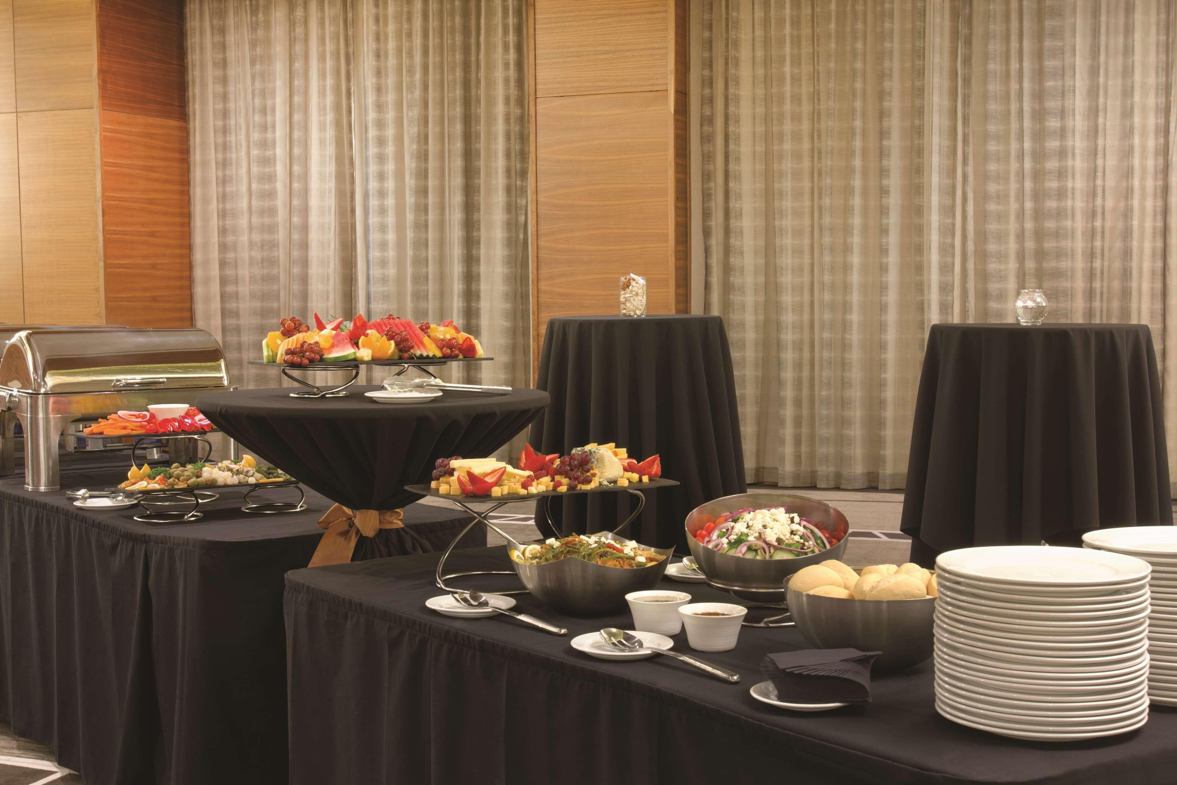 Radisson Hotel & Conference Centre Calgary Airport Екстер'єр фото