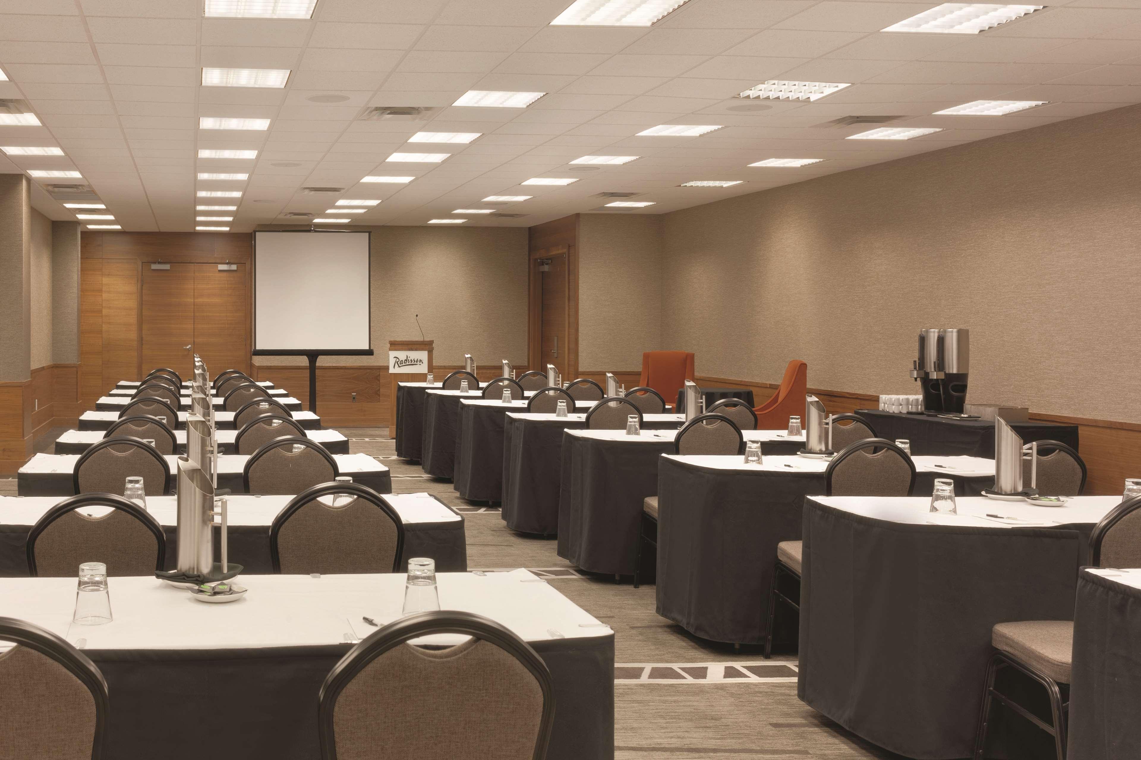 Radisson Hotel & Conference Centre Calgary Airport Екстер'єр фото