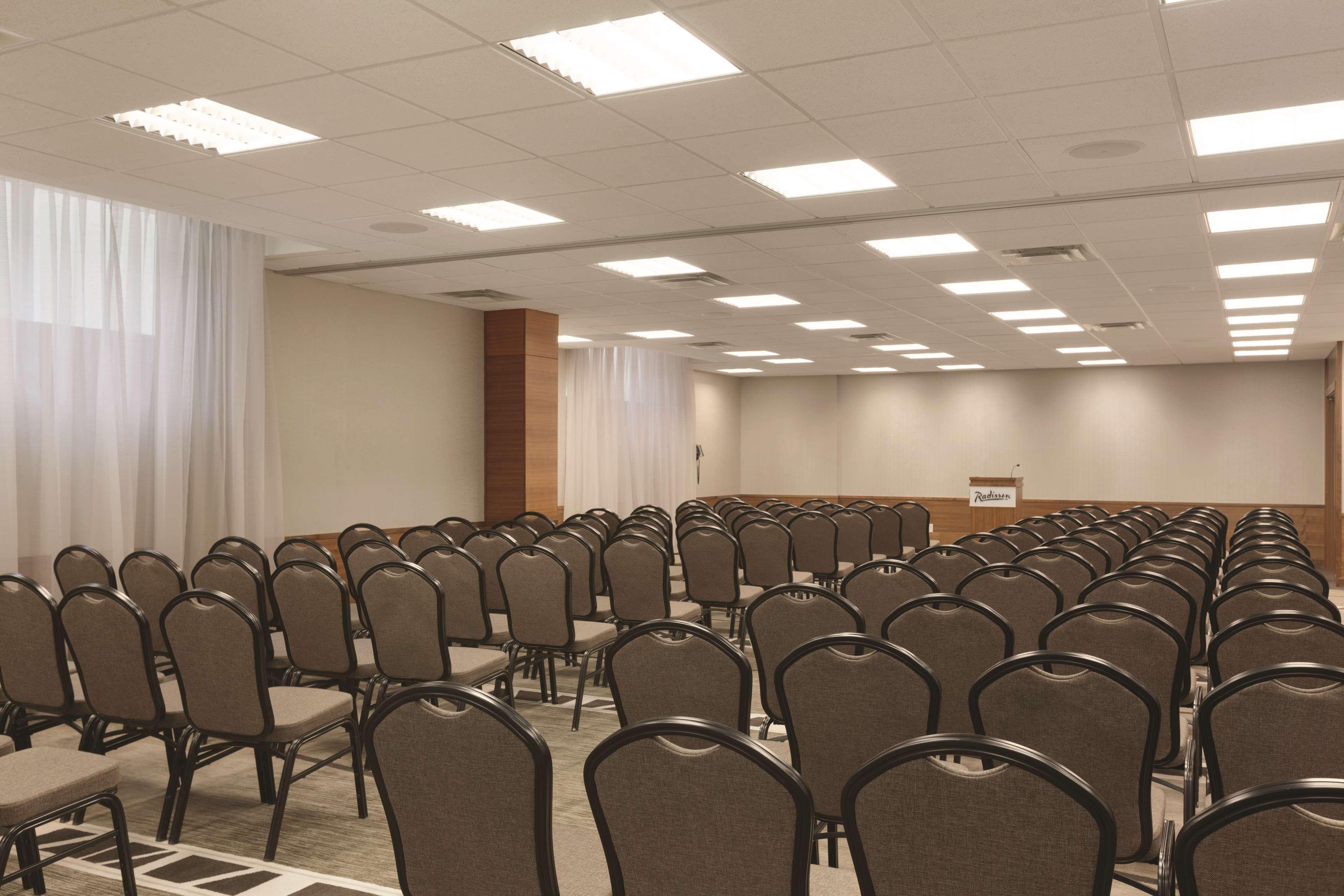 Radisson Hotel & Conference Centre Calgary Airport Екстер'єр фото