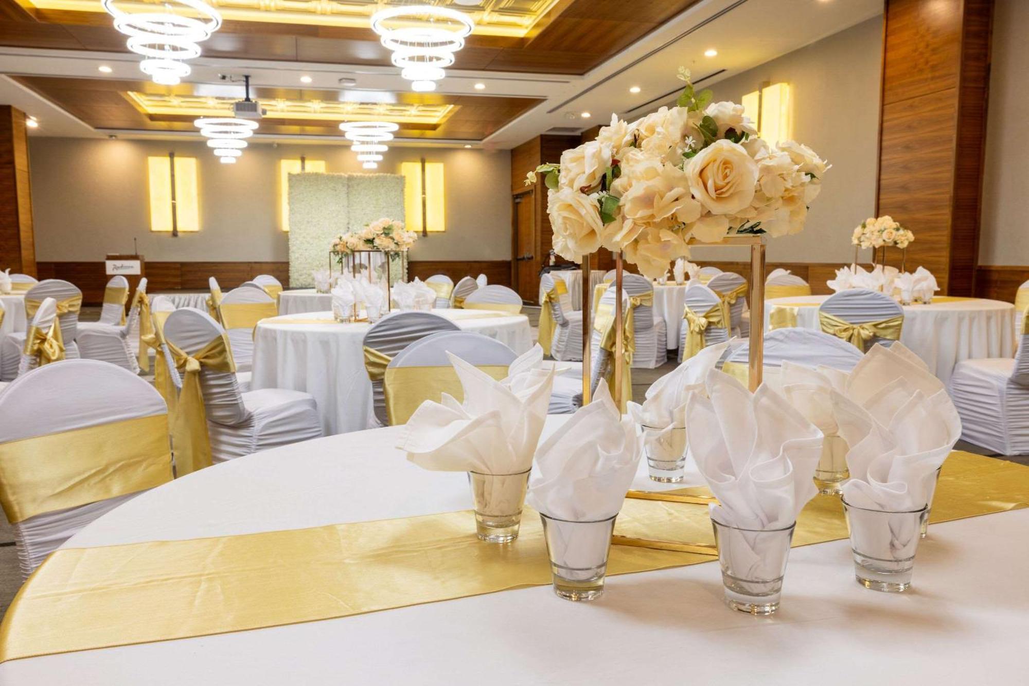 Radisson Hotel & Conference Centre Calgary Airport Екстер'єр фото