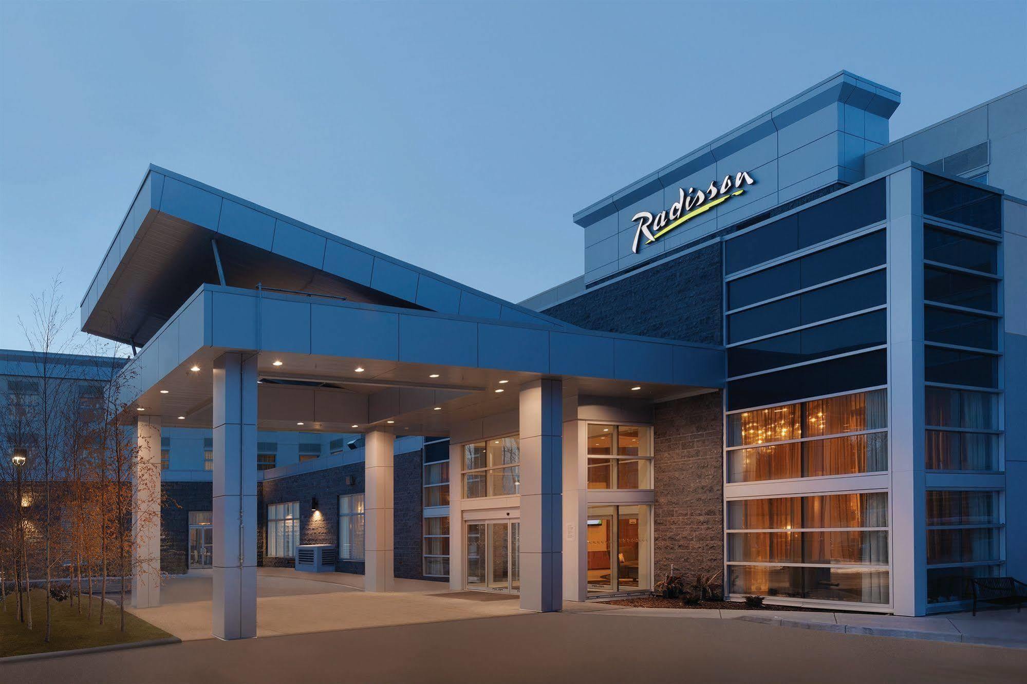 Radisson Hotel & Conference Centre Calgary Airport Екстер'єр фото